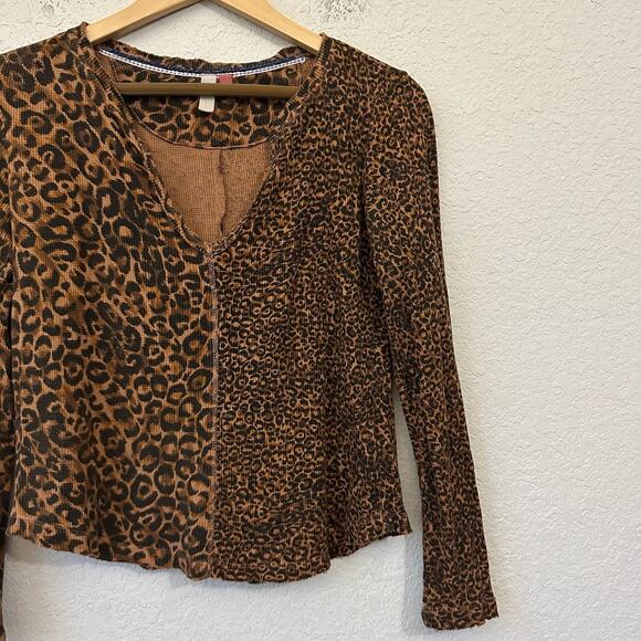 PILCRO ANTHROPOLOGIE Leopard Print Top Brown Waffle Knit Split-Neck - Picture 4 of 10